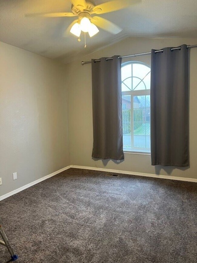 Building Photo - WELCOME TO YOUR NEW HOME! Large fenced yard. minutes from the Spokane River and Centennial Trail!...