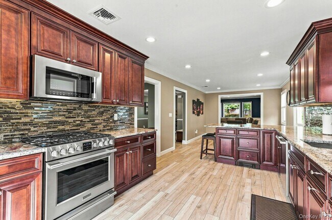 Building Photo - 8 Marlan Ct