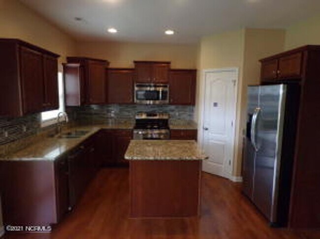 Building Photo - 4 Bedroom 2.5 Bathroom home located in Carolina Subdivision