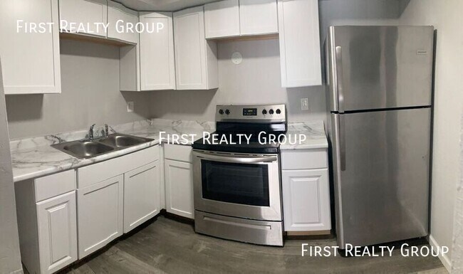 Building Photo - 305 N Broadway St