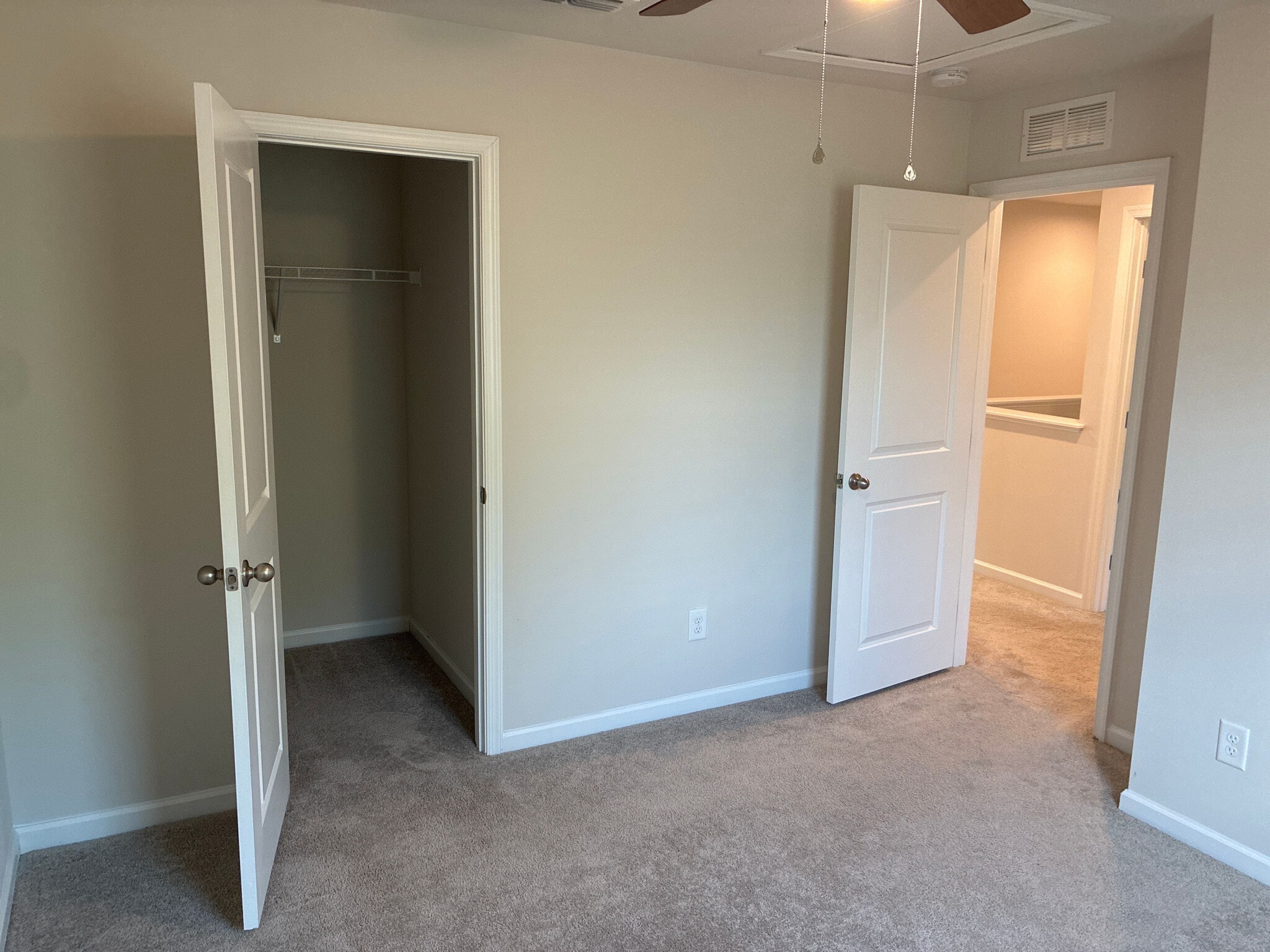 Building Photo - Room in House on Bark Way
