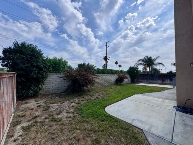 Building Photo - Spacious 4 Bedroom Home with a loft AND bo...