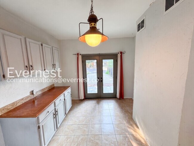 Building Photo - 4-Bed/2-Bath House Charming Home with Fenced Yard/ Available Now!