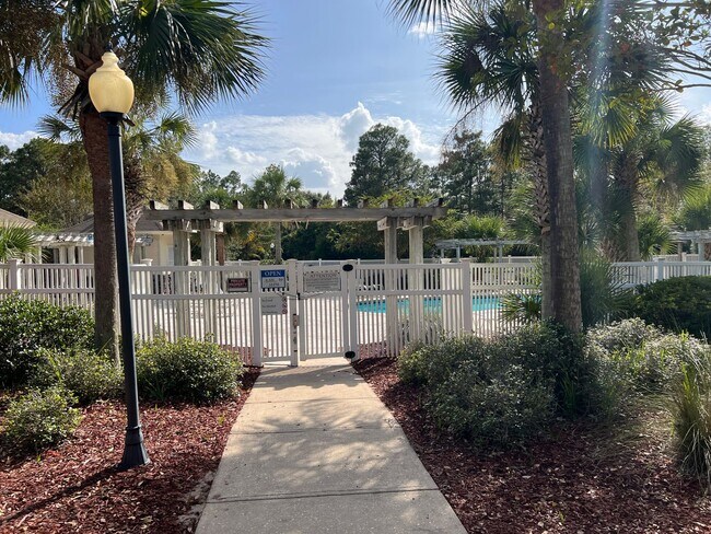 Building Photo - GREAT 4 BED / 2 BATH IN Crestview