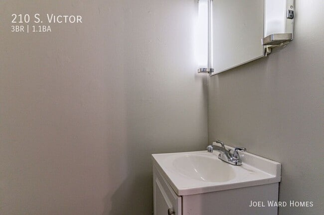 Building Photo - 210 S. Victor-
