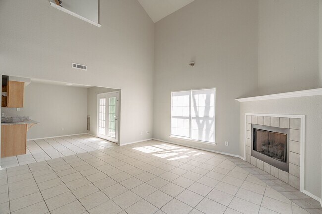 Building Photo - Daisy Ln 971-973