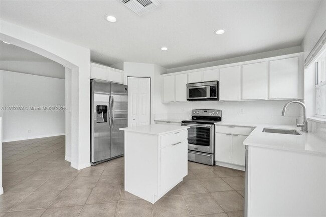 Building Photo - 6305 Willoughby Cir