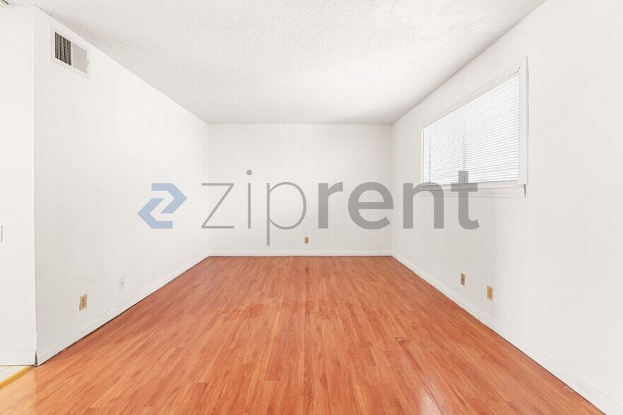 Building Photo - Unit 33