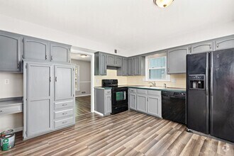 Building Photo - Spacious Overland Park 4 Bedroom Home - Av...