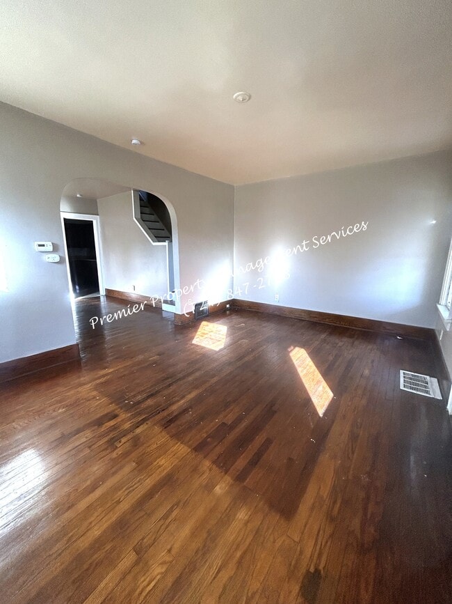 Building Photo - 979 King St