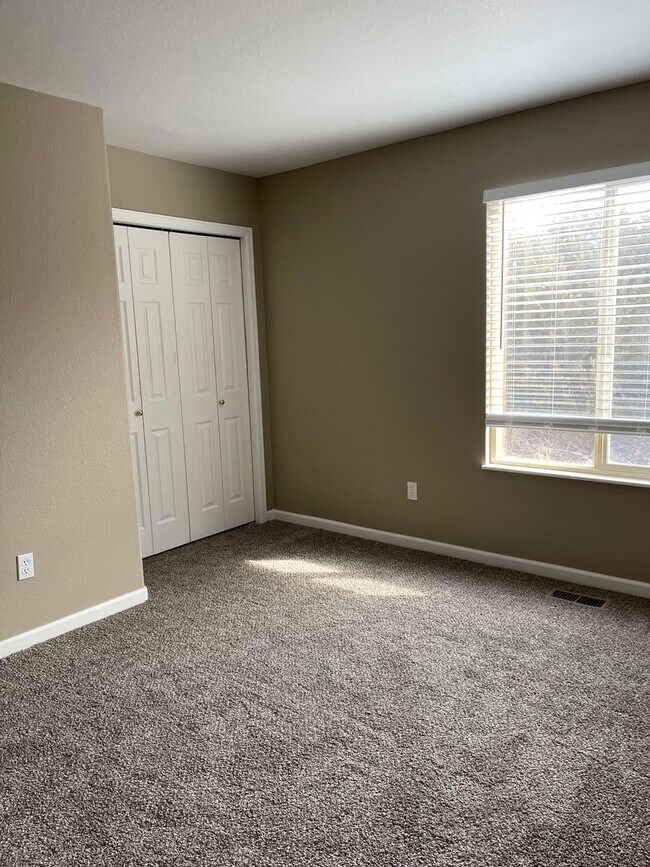 Building Photo - 3 Bedroom 2 bathroom
