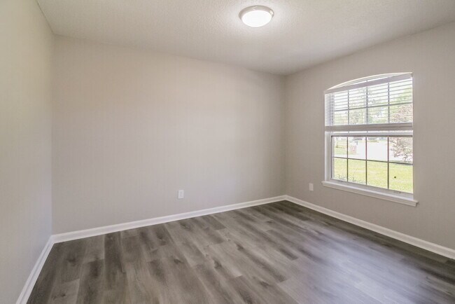 Building Photo - 1010 Whirlaway Cir S