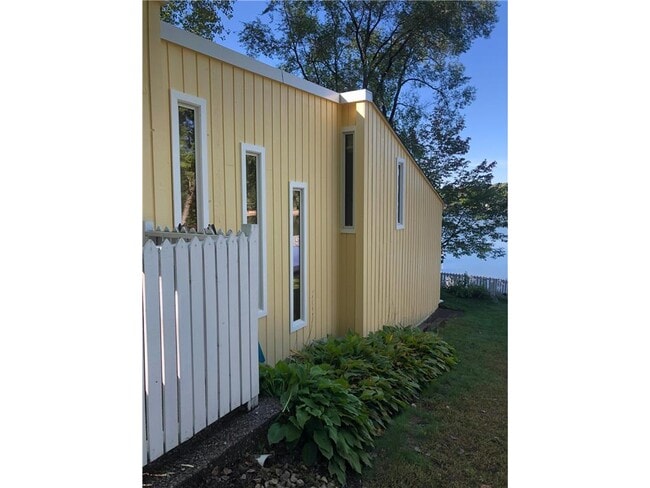 Building Photo - 21 Moonlight Bay