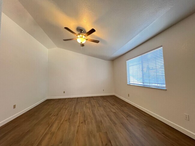 Building Photo - 1342 Kingswood Dr