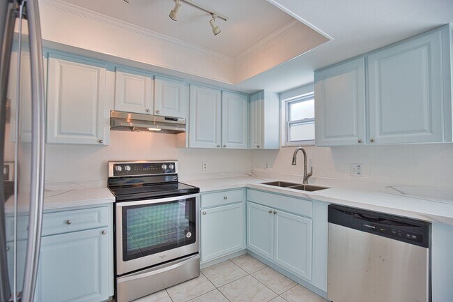 Building Photo - Annual Unfurnished 2 Bedrooms 2 Bathrooms Pool Home Located in South Venice!