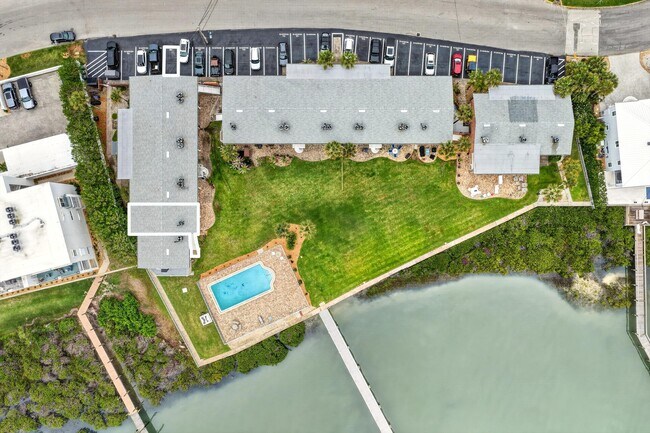 Building Photo - 83 Comares Ave