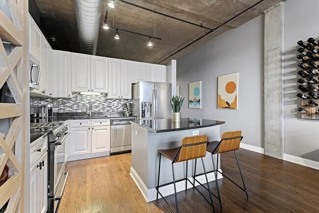 Building Photo - 900 N Kingsbury St