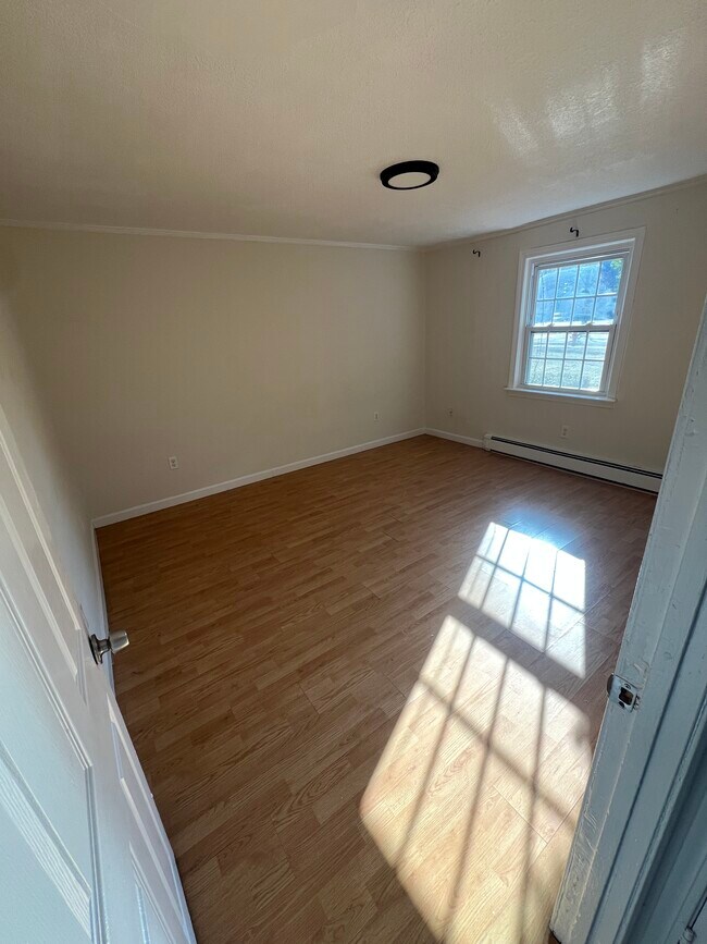 Building Photo - 8 Carriage Hill Rd