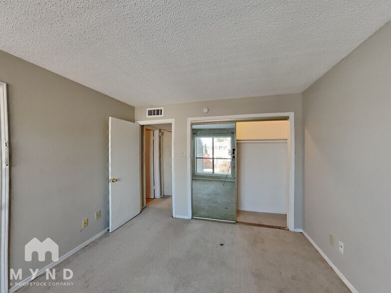 Building Photo - 5840 Spring Valley Rd