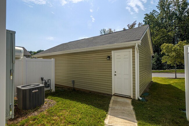 Building Photo - Lovely 3 Bed 2.5 Bath Townhome