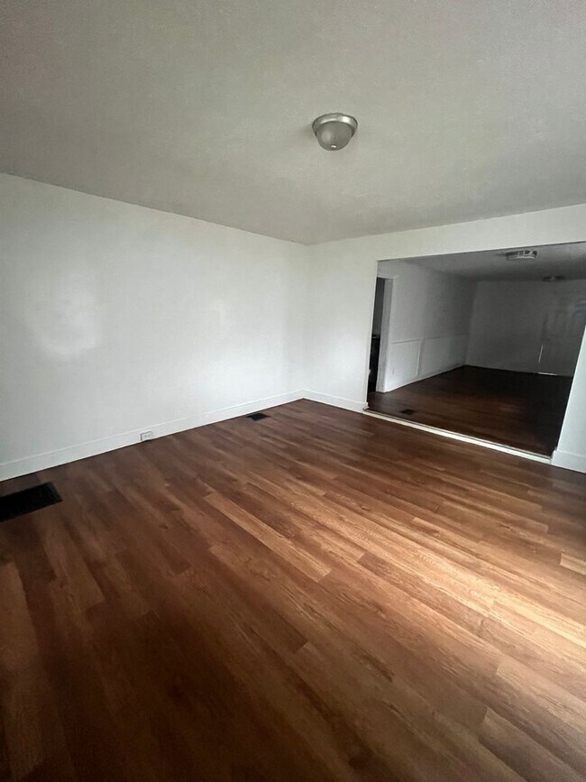Building Photo - Gorgeous 3 bedroom updated house!