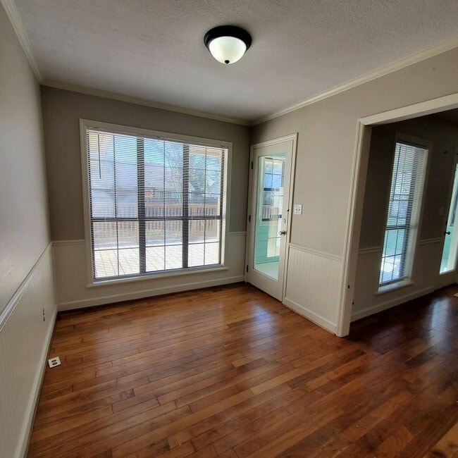 Building Photo - Charming Southern Comfort: A Home to Make Memories in Valdosta, Georgia