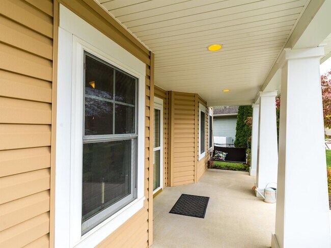 Building Photo - 2616 Greenport Dr
