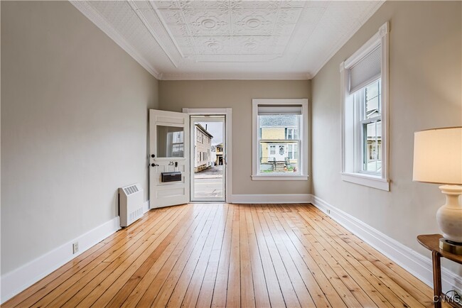 Building Photo - 25 College St