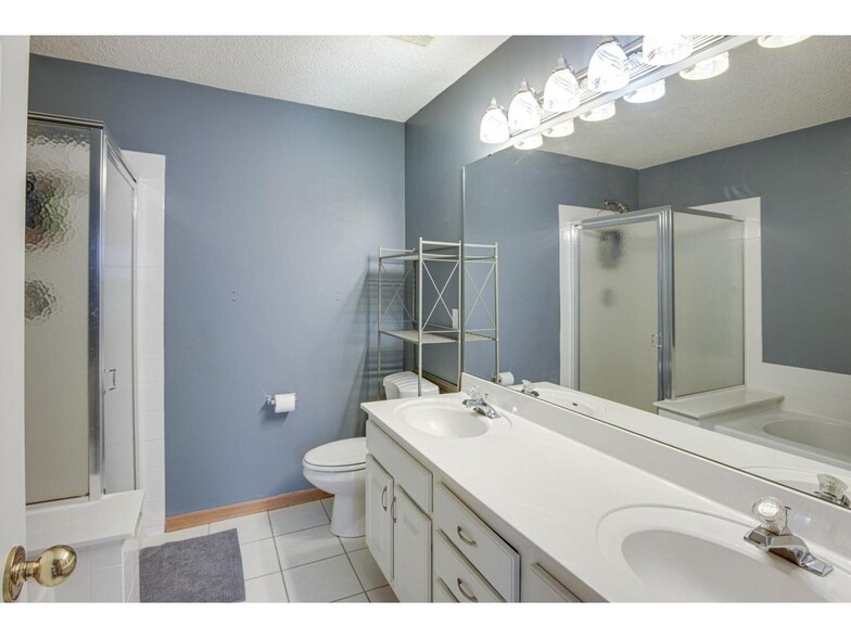 Building Photo - 1046 Providence Dr