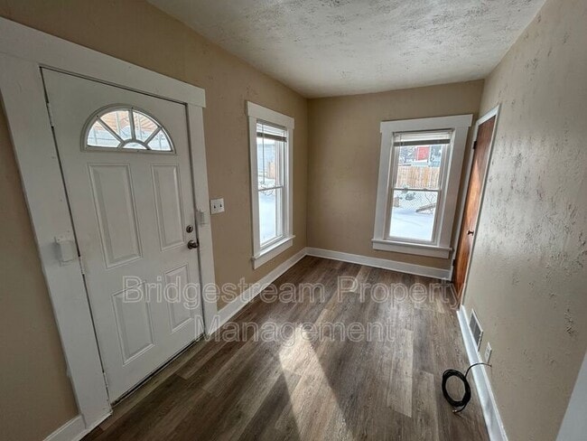 Building Photo - 168 Grove Ave