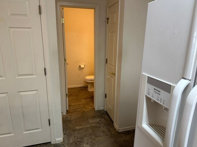 Building Photo - Make this refreshed townhome your own!