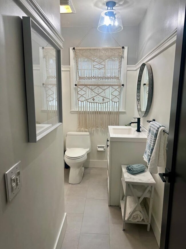 Building Photo - 456 King St