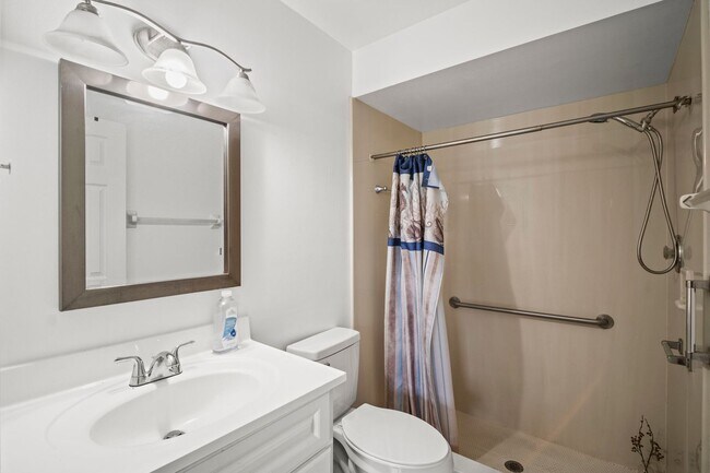 Building Photo - Stunning duplex offers two spacious bedroo...