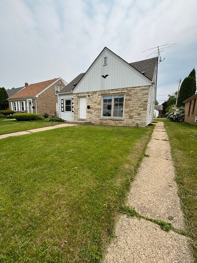 Building Photo - HUGE NICE 3BR SINGLE FAMILY HOME, PARKING,...
