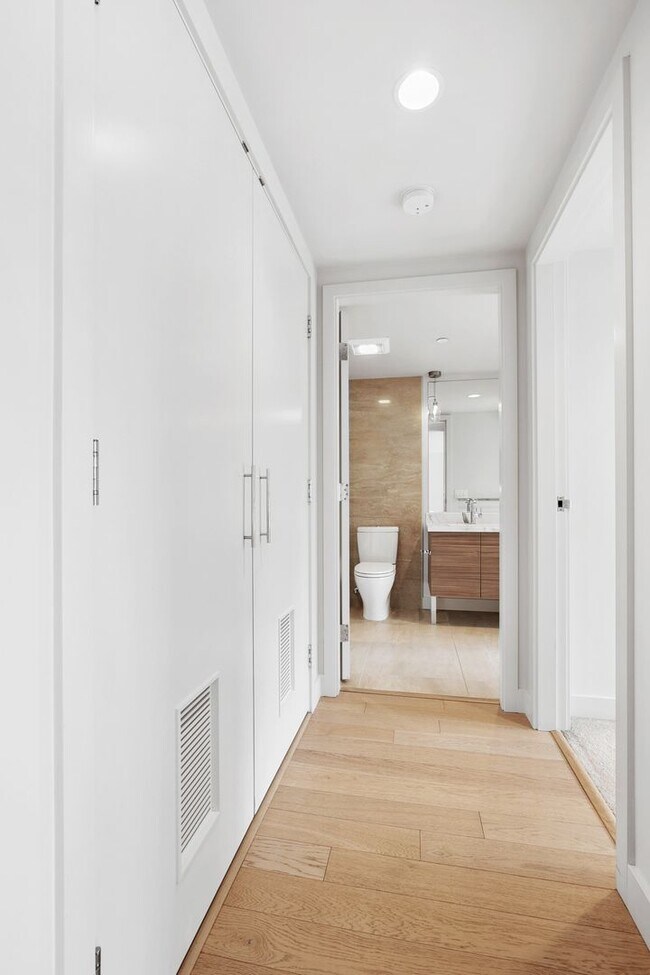 Building Photo - Stellar Denny Triangle Luxury Condo