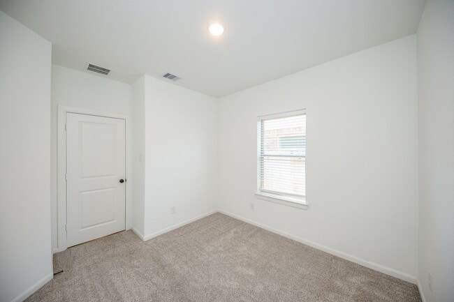 Building Photo - 42514 Summer Crst Rd