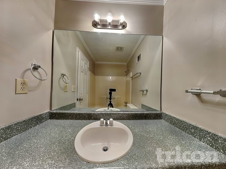 Building Photo - 4684 Woodglen Ct