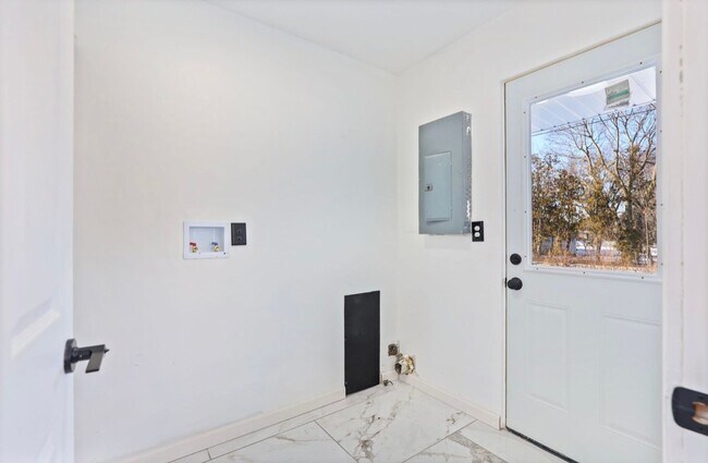 Building Photo - 2118-2118 Avalon Cir