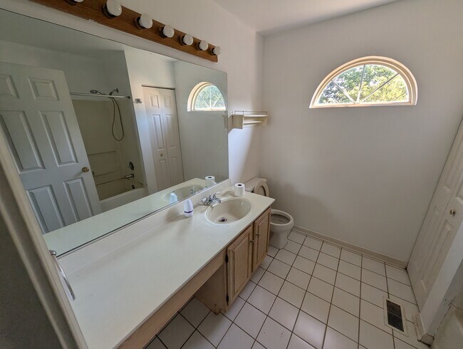 Building Photo - 843 E Princeton Cir
