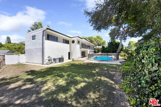 Building Photo - 16608 Park Ln Cir
