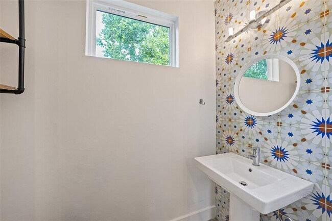 Building Photo - 600 W Odell St