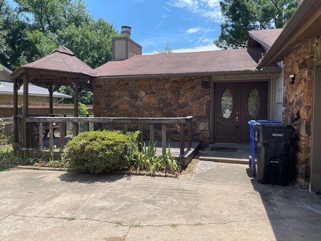 Building Photo - Move in ready! 3 bedrooms and 2 baths