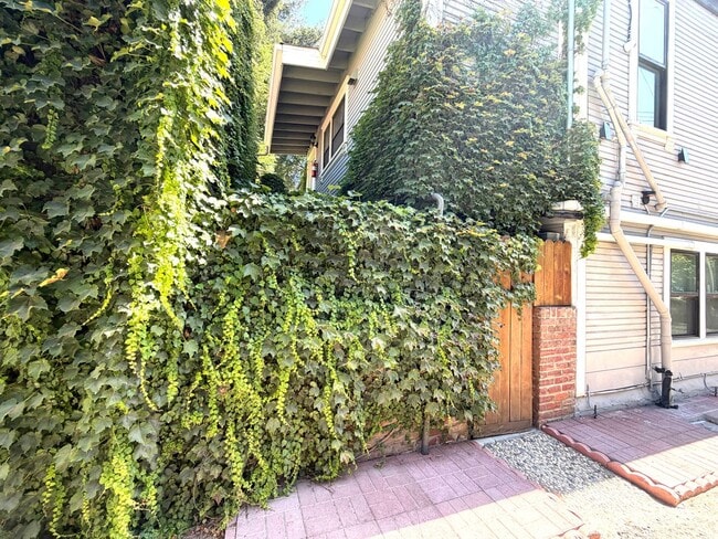 Building Photo - Beautifully Renovated Midtown Sacramento Apartment with Private Backyard Patio!