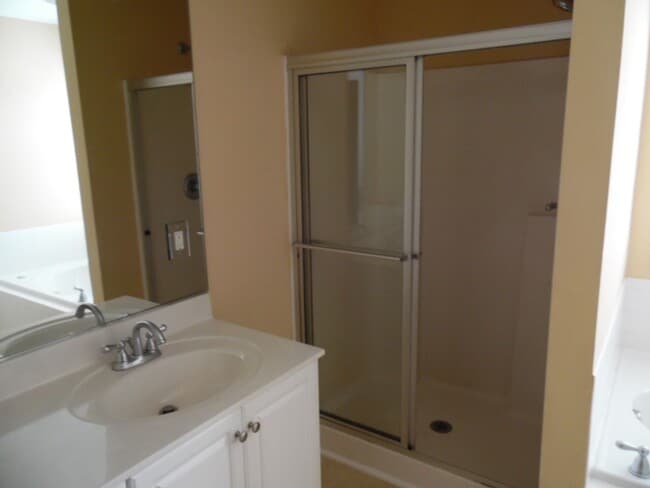 Building Photo - Stunning 4 bedroom with mother-in-law suite on main level