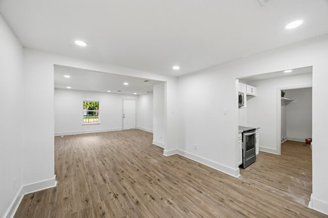 Building Photo - 1501 Maiden Ln