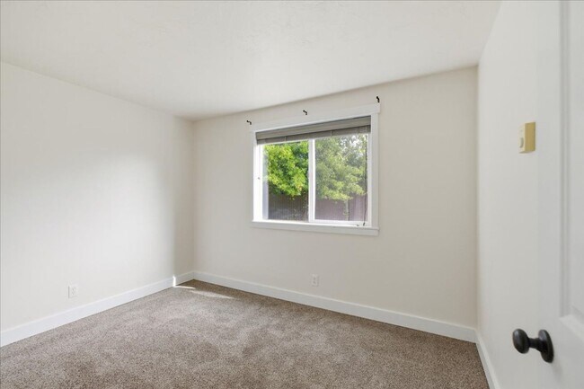 Building Photo - 2864 Newton Pl