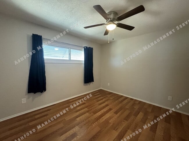 Building Photo - $1,400 Steal! Cozy 2-Bedroom Home in the H...