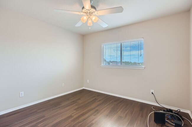 Building Photo - Large Home with Gorgeous Pool & Sunroom!!!