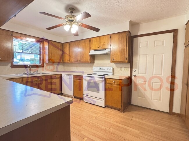 Building Photo - Beautiful Home with Large Backyard