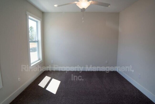 Building Photo - 663 Melville Dr